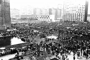 Manifestación en la Plaza de las Tres Culturas, en Tlatelolco