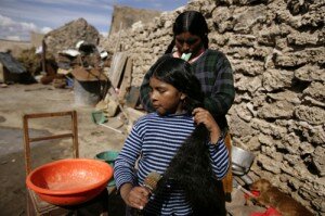 Adela Choquetiglla y su hija Maribel Chambi en su casa en Colchani. Karla Gachet